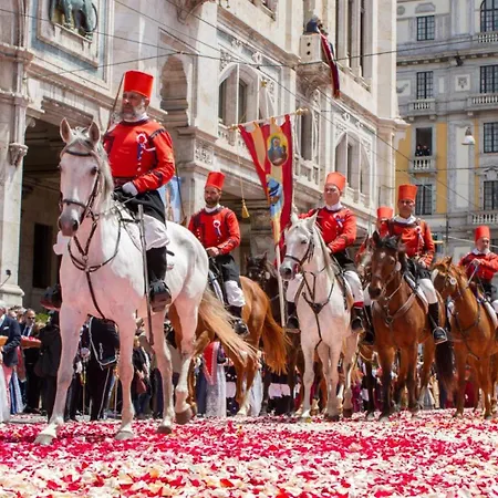 בית הארחה With Port View