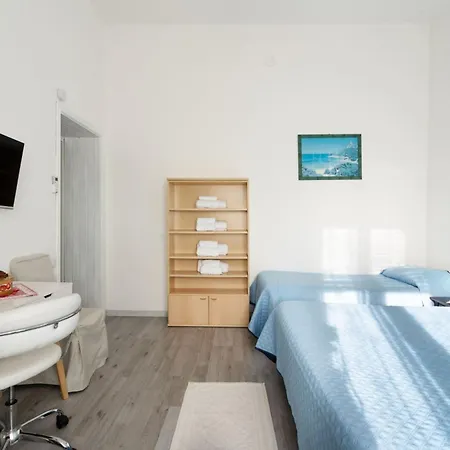 בית הארחה With Port View קליארי