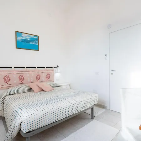 With Port View בית הארחה קליארי